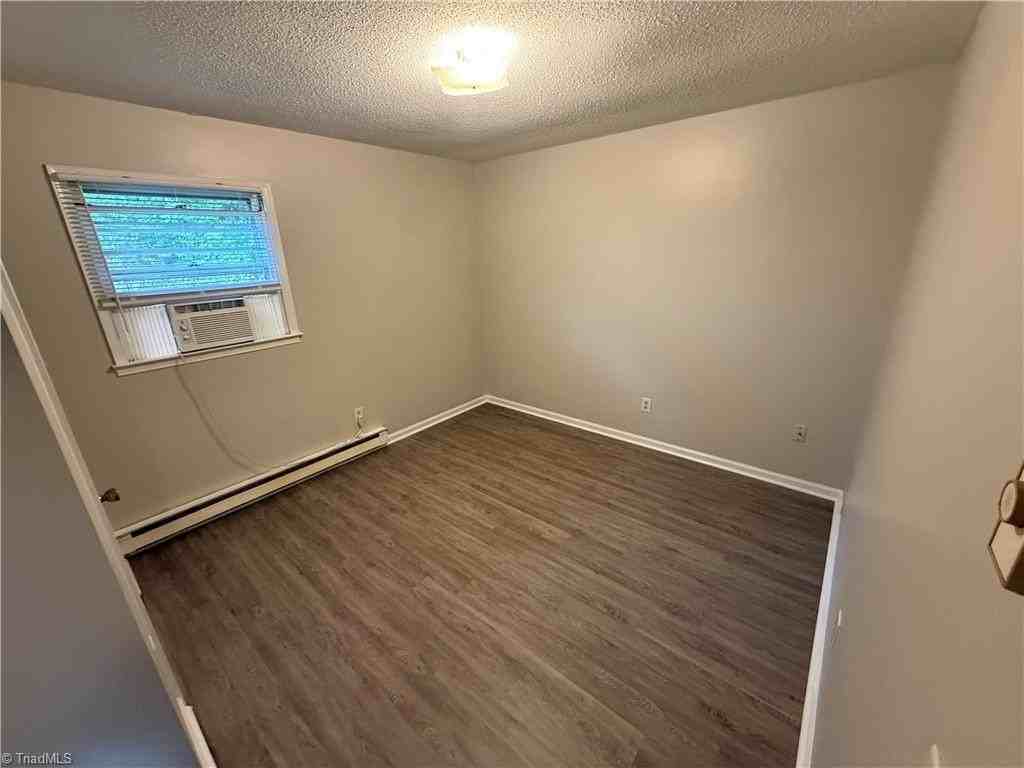 2123 Hollyrood St #B - Photo 7 of 8