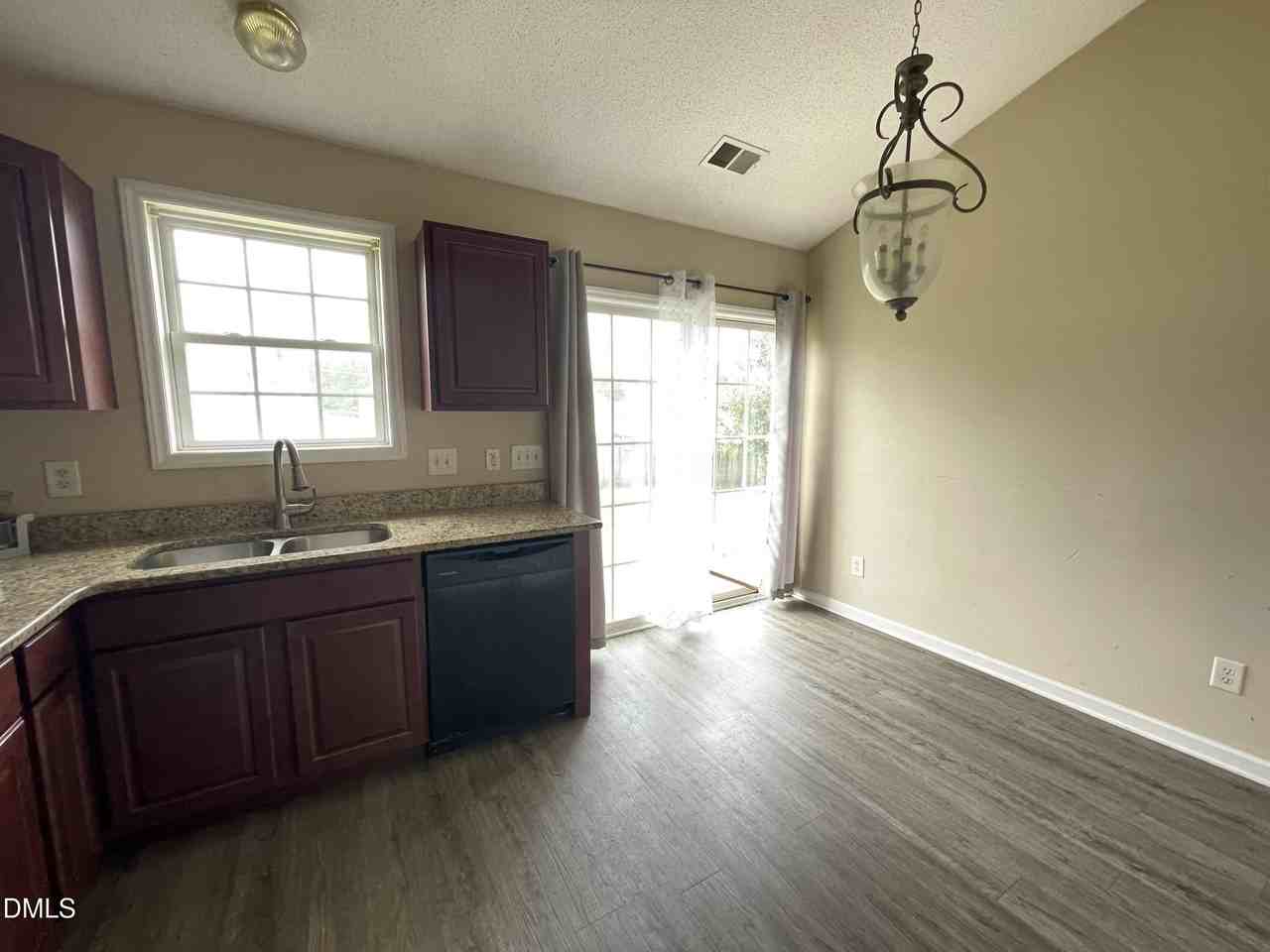 5120 Parkerwood Dr - Photo 5 of 16