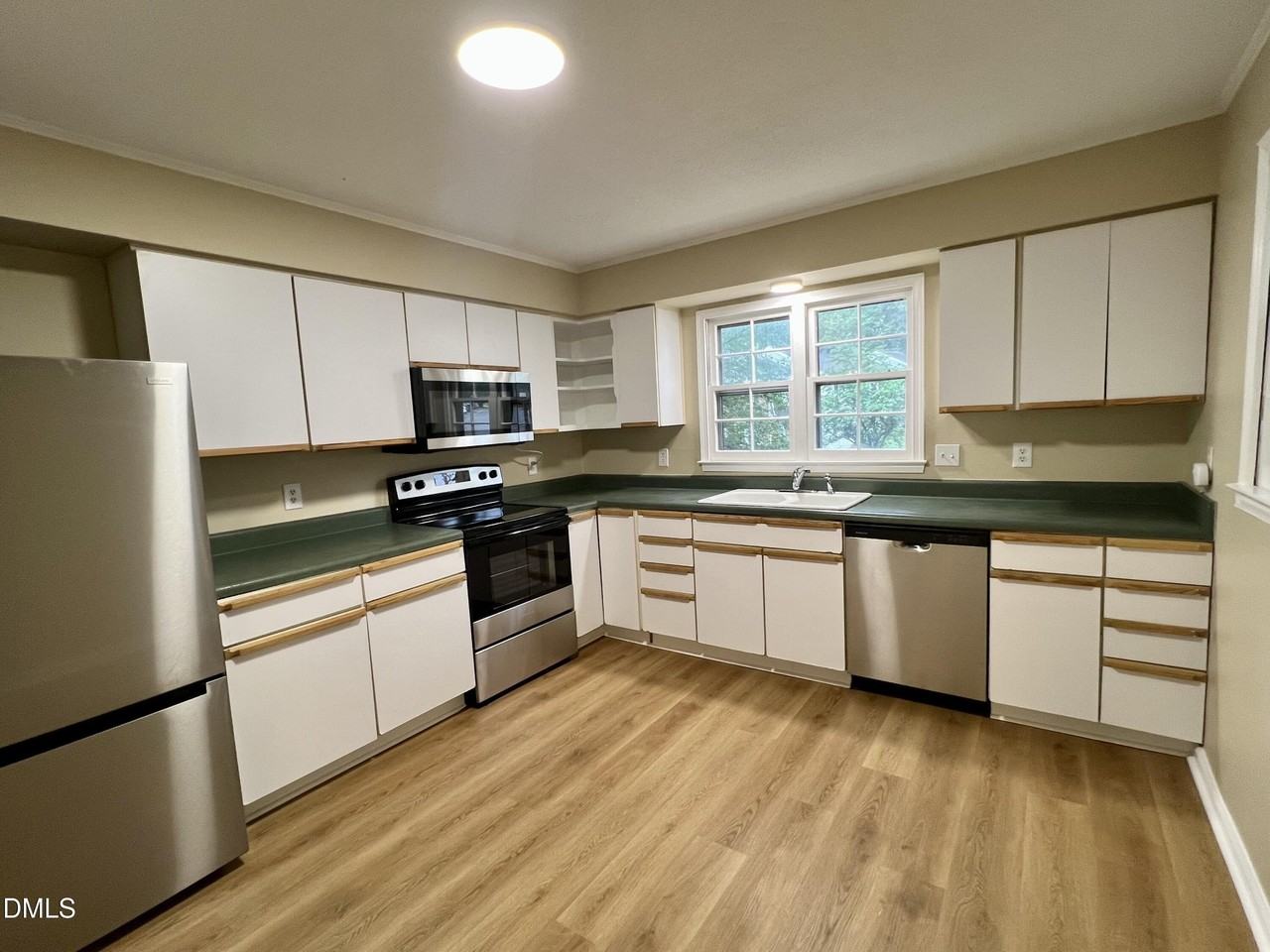 923 Hampshire Ct - Photo 3 of 26