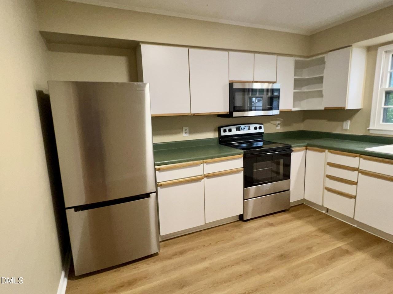 923 Hampshire Ct - Photo 4 of 26