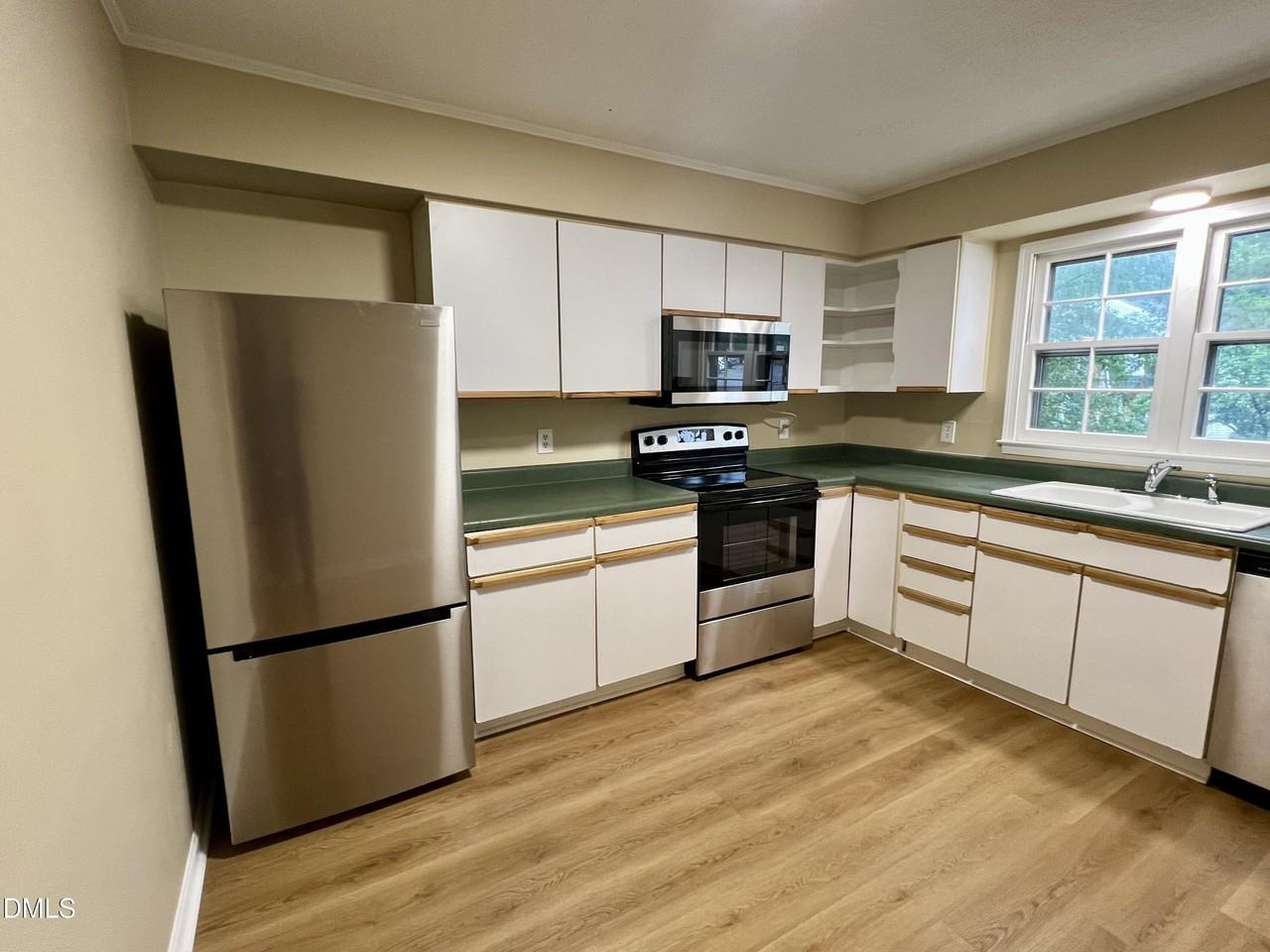 923 Hampshire Ct - Photo 5 of 26
