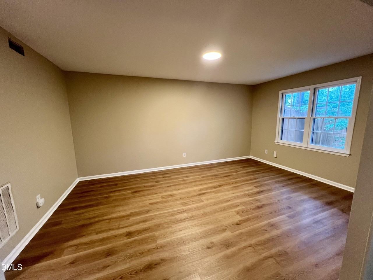 923 Hampshire Ct - Photo 6 of 26