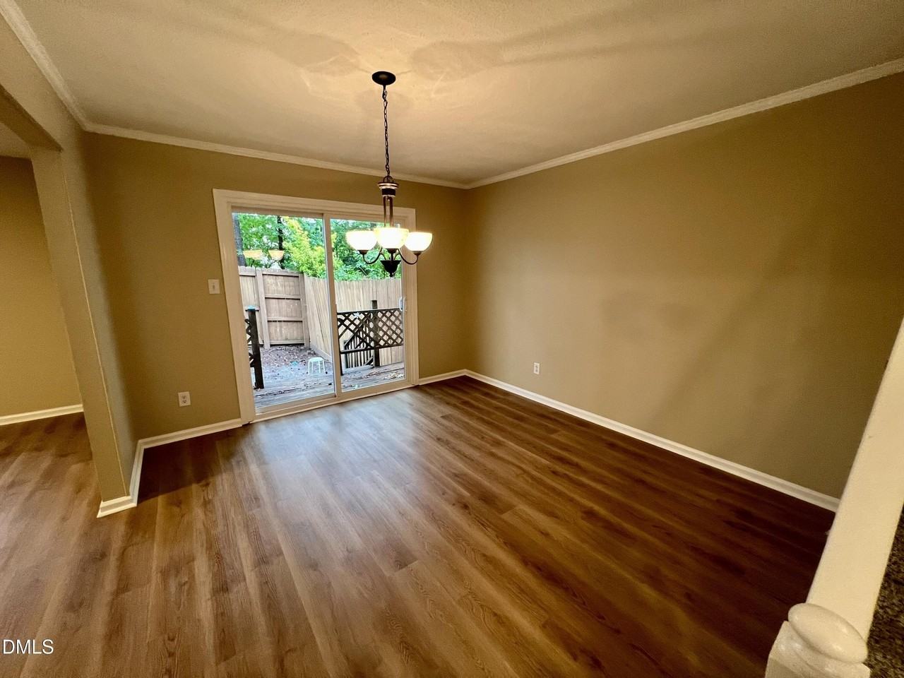 923 Hampshire Ct - Photo 7 of 26