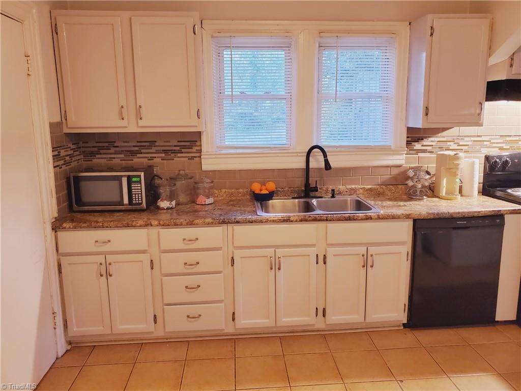 2712 NE Greenway Avenue - Photo 3 of 10