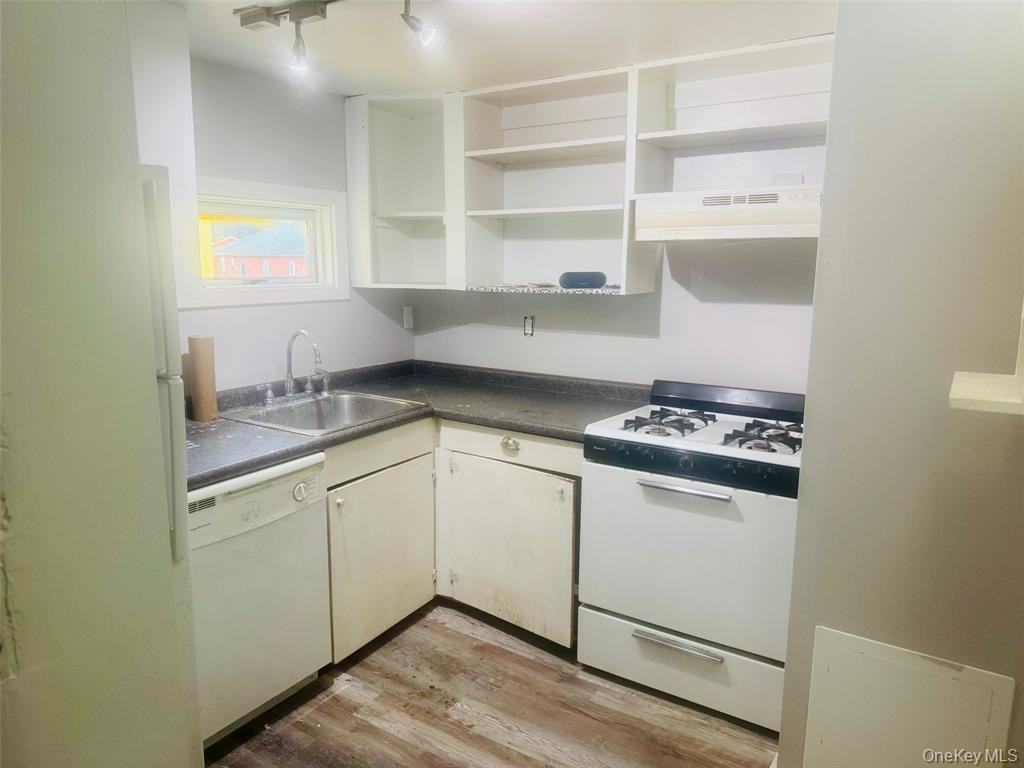 270 Hudson St - Photo 4 of 9