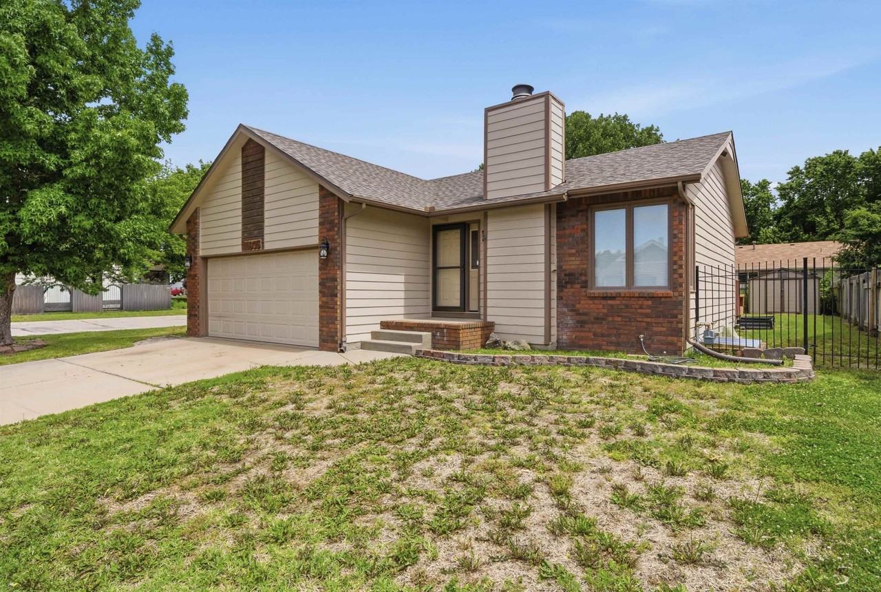 11605 W Binter Ct - Photo 2 of 31