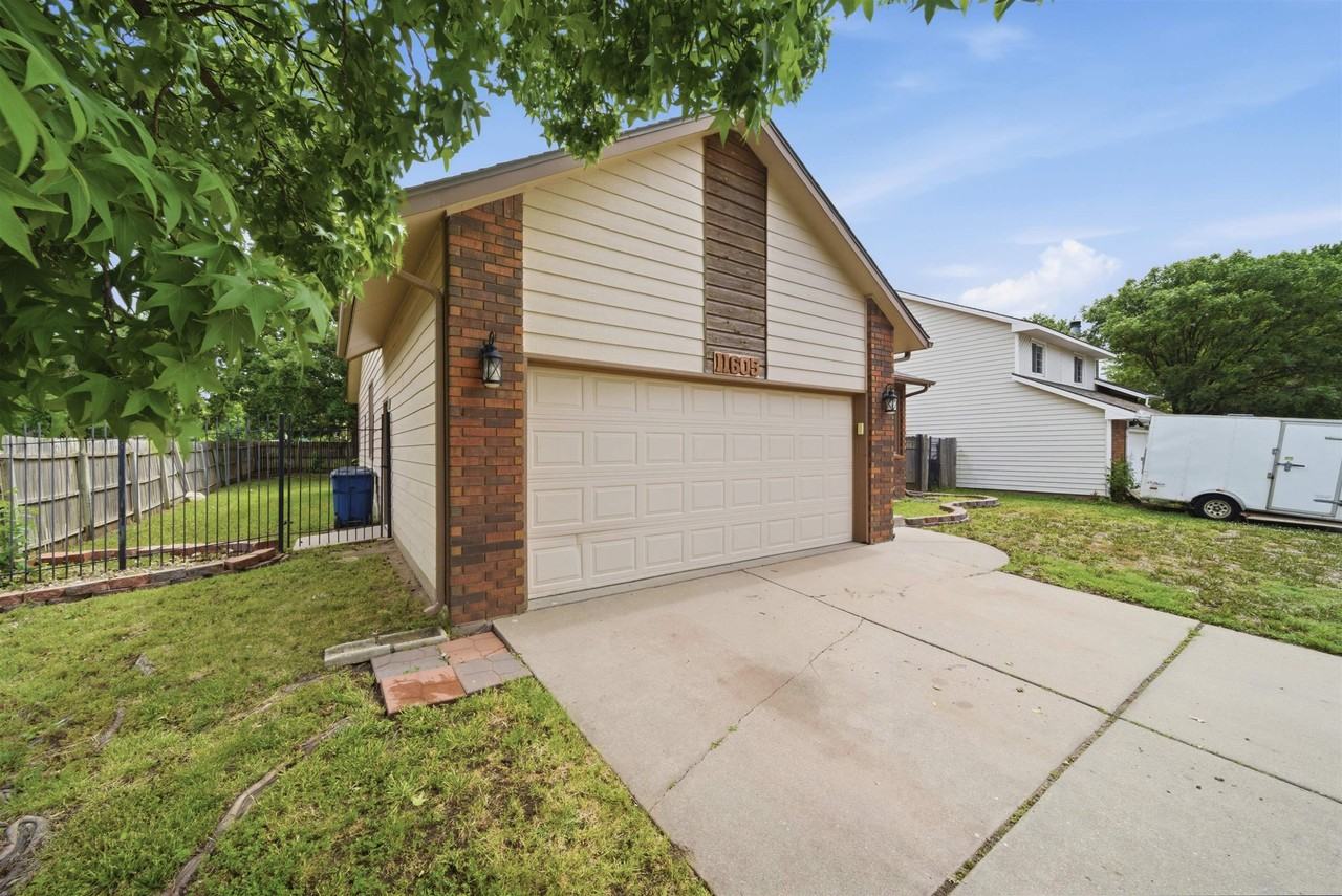 11605 W Binter Ct - Photo 3 of 31