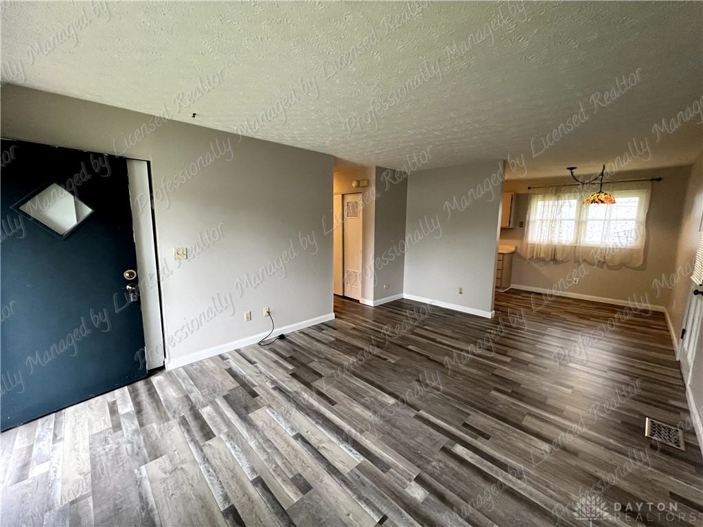 635 Cyril Ct - Photo 5 of 27
