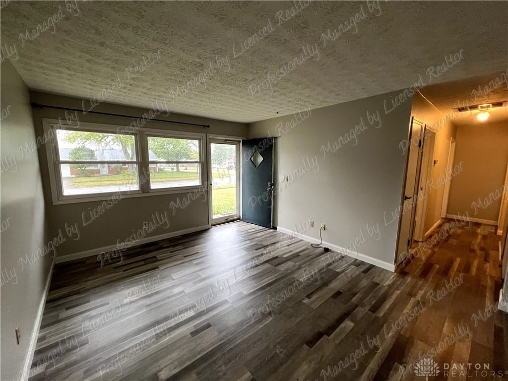 635 Cyril Ct - Photo 6 of 27
