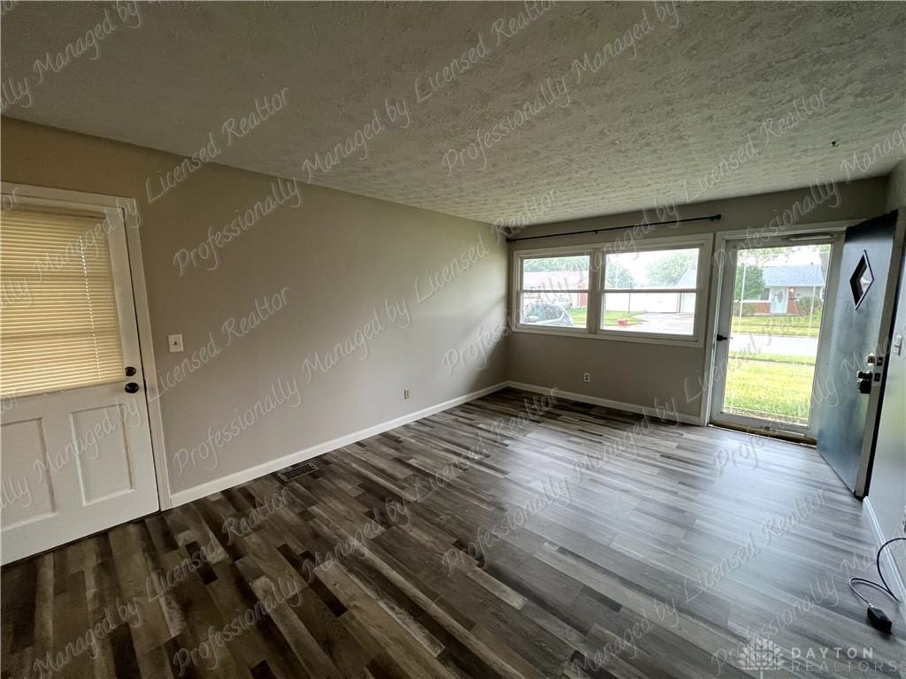 635 Cyril Ct - Photo 7 of 27