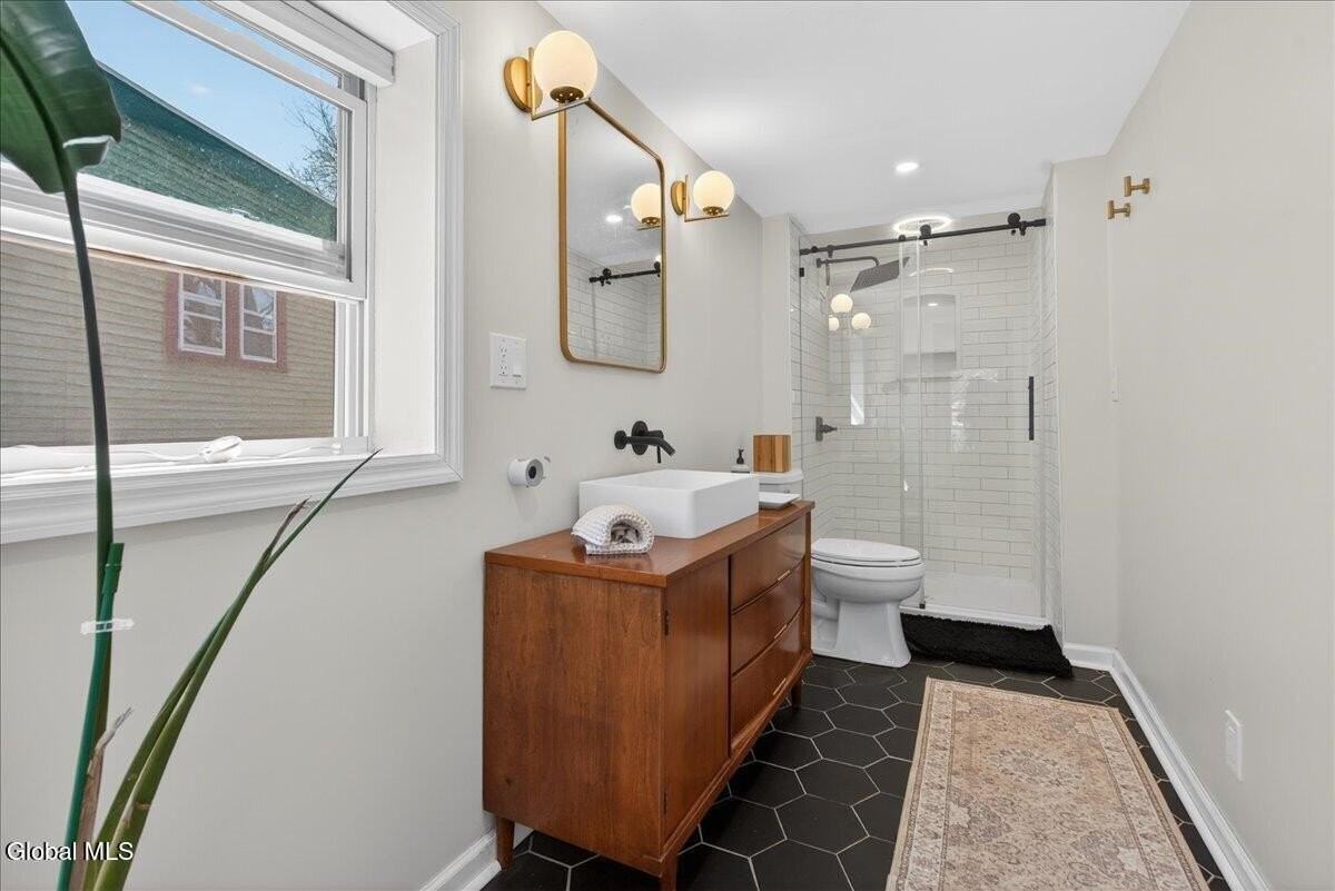106 Van Dam St - Photo 4 of 27