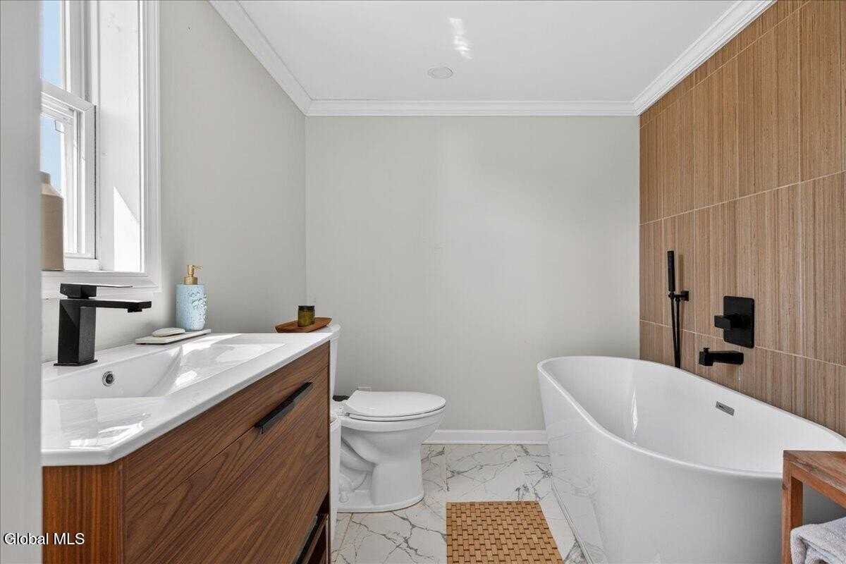 106 Van Dam St - Photo 5 of 27