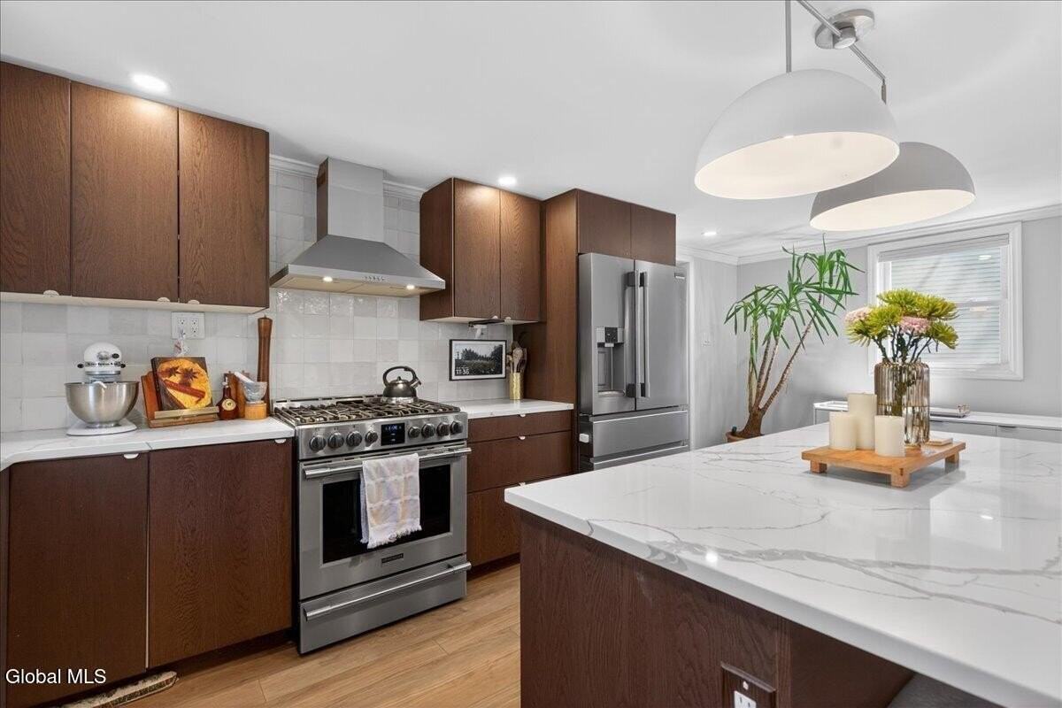 106 Van Dam St - Photo 6 of 27