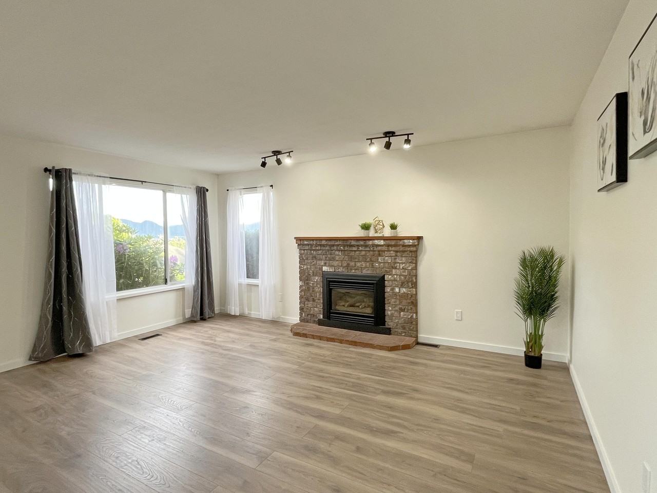7381 Grand Street - Photo 3 of 14