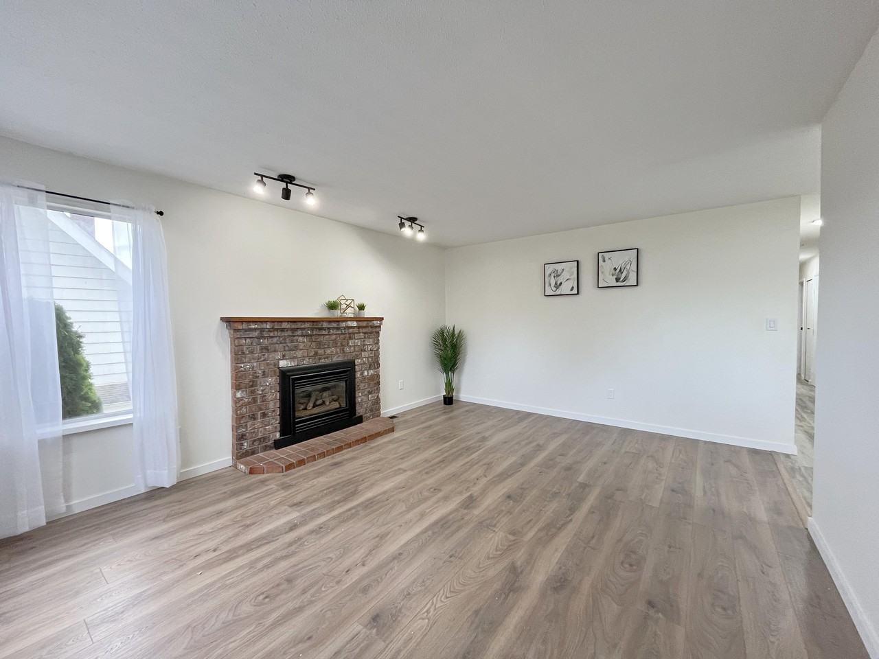 7381 Grand Street - Photo 4 of 14