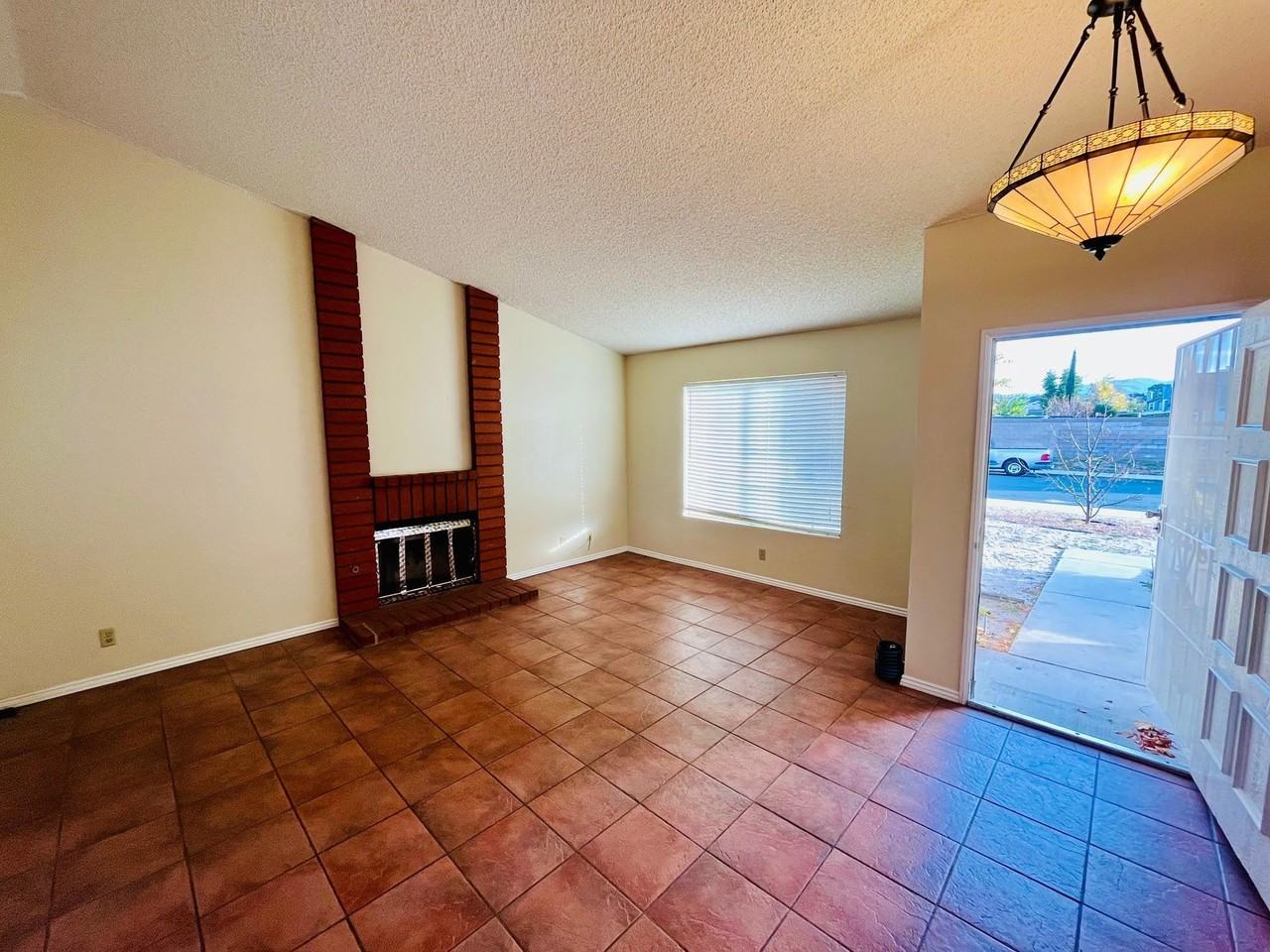 5325 Adobe Dr - Photo 3 of 10