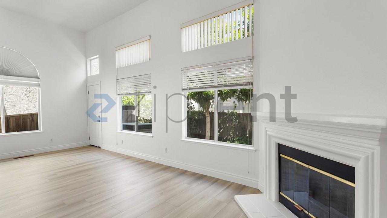 3590 Sunnydays Ln - Photo 4 of 28