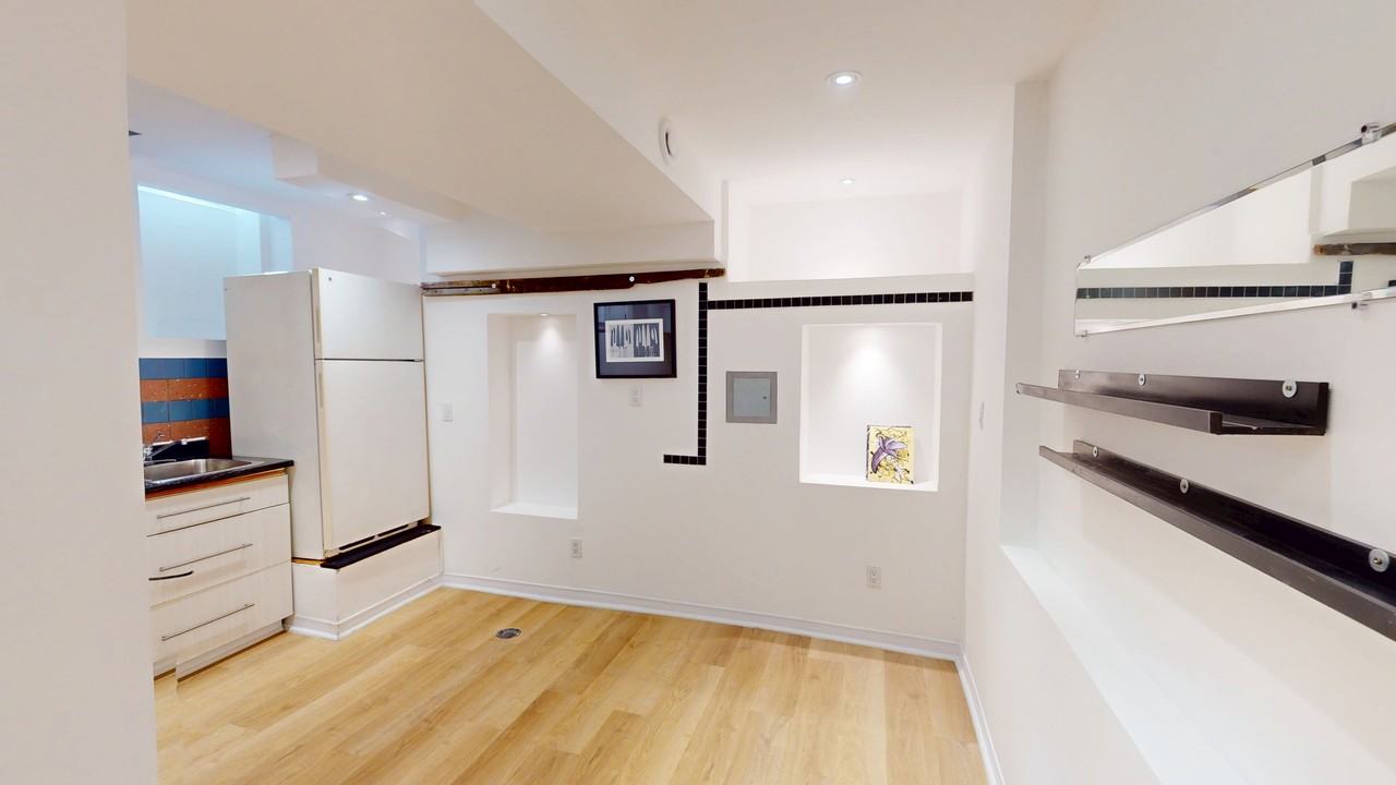 175 Harbord St - Photo 2 of 17