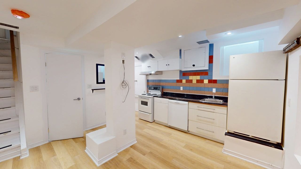 175 Harbord St - Photo 4 of 17