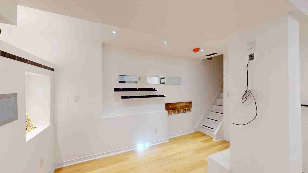 175 Harbord St - Photo 5 of 17