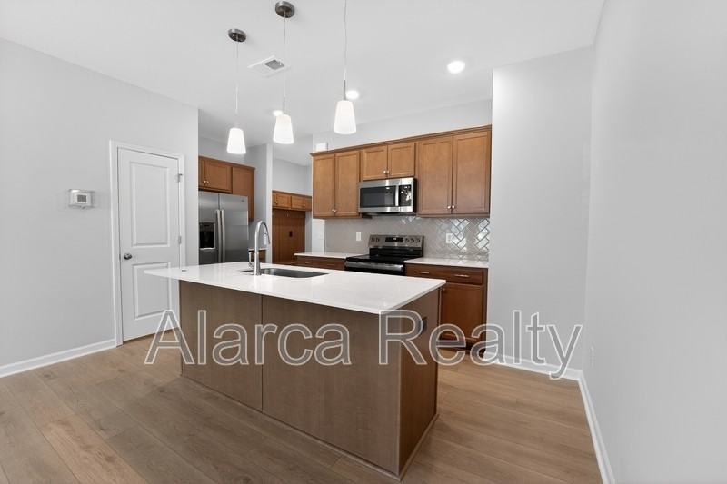 2962 Sloan Dr - Photo 4 of 20