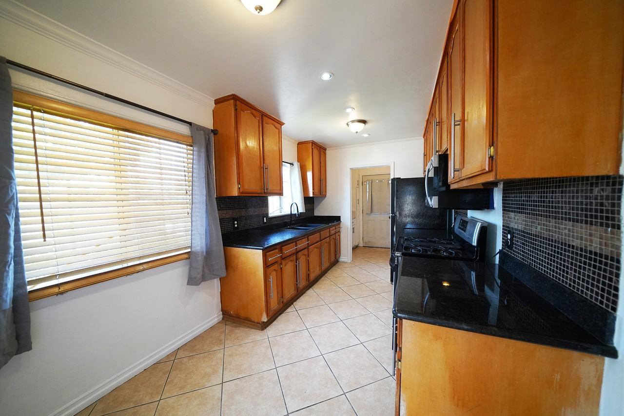 13719 S San Pedro St #MAIN - Photo 7 of 30