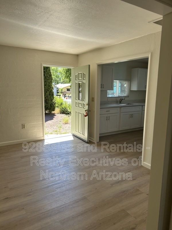 2627 N Rose St #1 - Photo 4 of 16