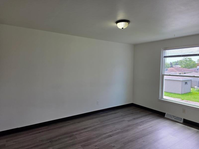 1095 Gillingham Rd - Photo 7 of 8