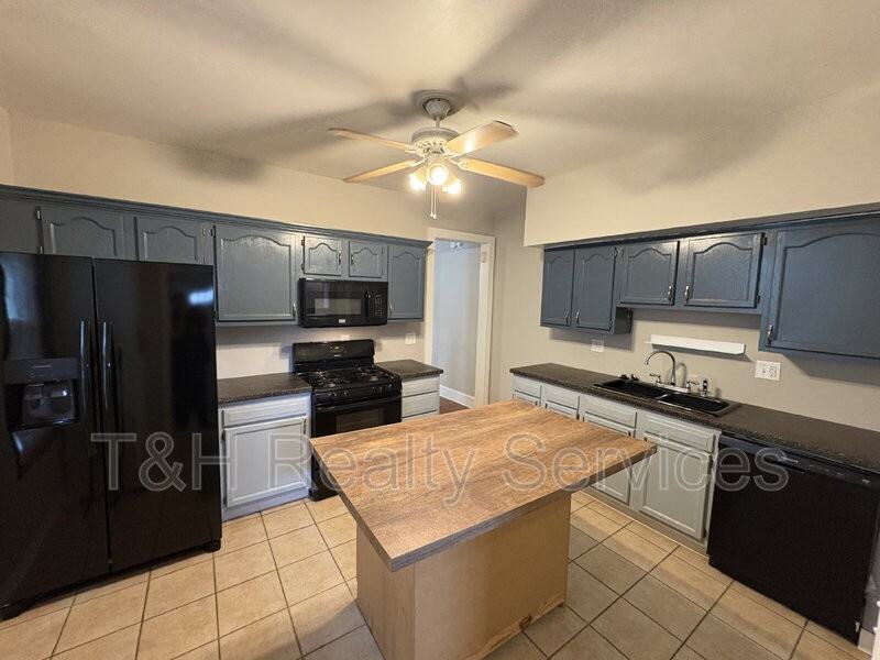 1529 Sturm Ave - Photo 5 of 24
