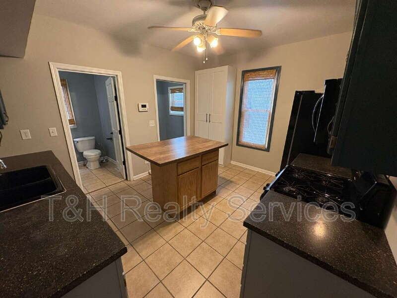 1529 Sturm Ave - Photo 6 of 24