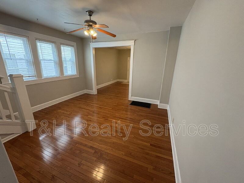 1529 Sturm Ave - Photo 7 of 24