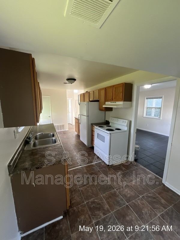 324 S Magnolia Ave - Photo 5 of 8