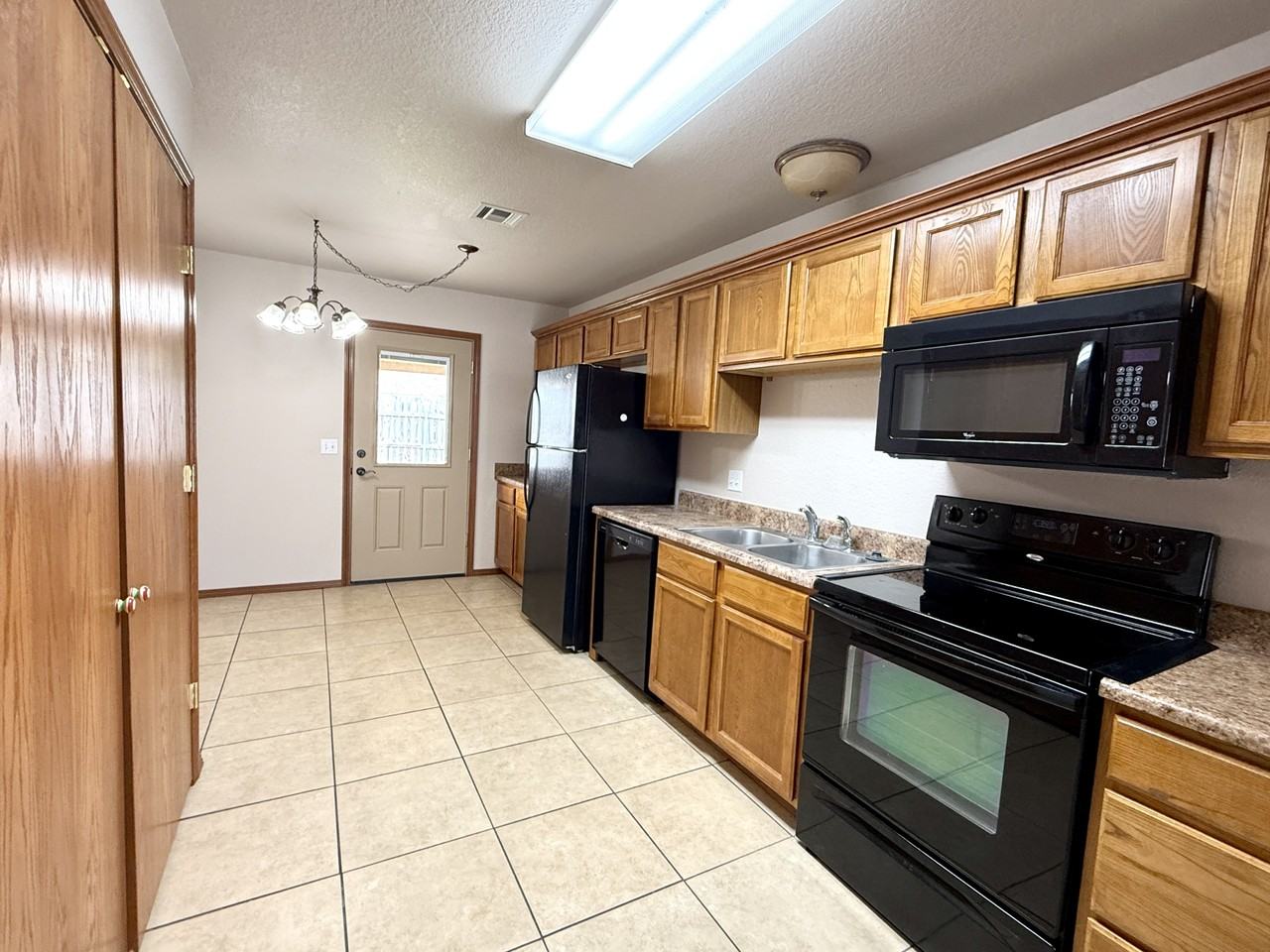 2202 Lakeview Dr #1 - Photo 3 of 25