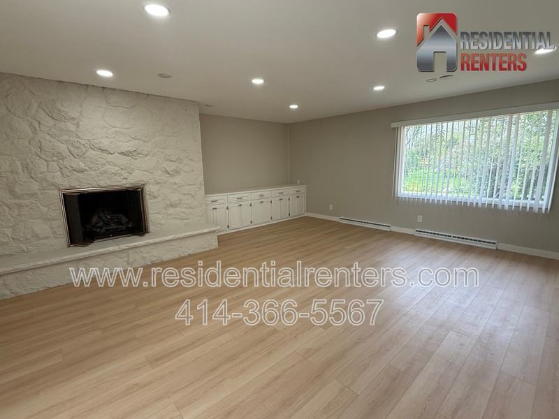 205 N 165th St - Photo 3 of 26