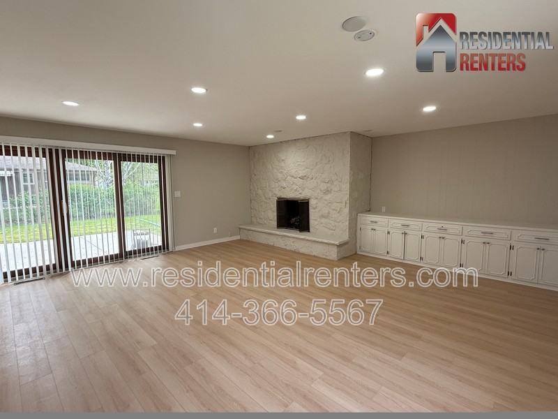 205 N 165th St - Photo 4 of 26