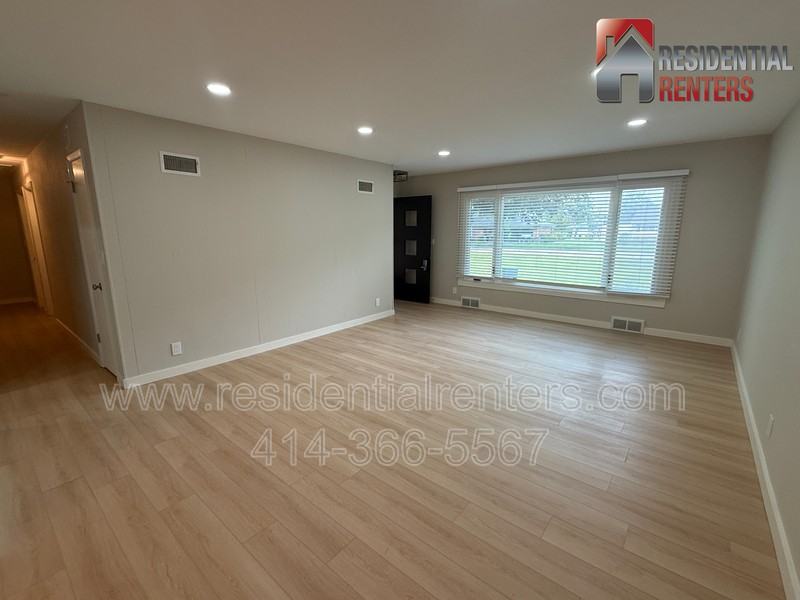 205 N 165th St - Photo 5 of 26