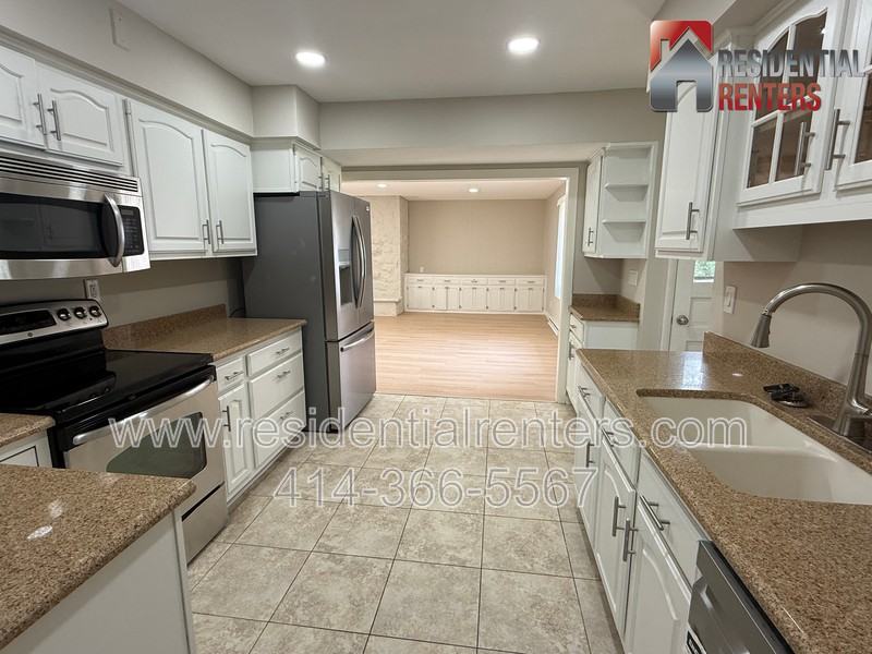 205 N 165th St - Photo 7 of 26