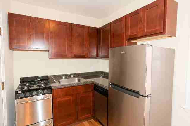 821 W Cornelia Ave #216 - Photo 2 of 12