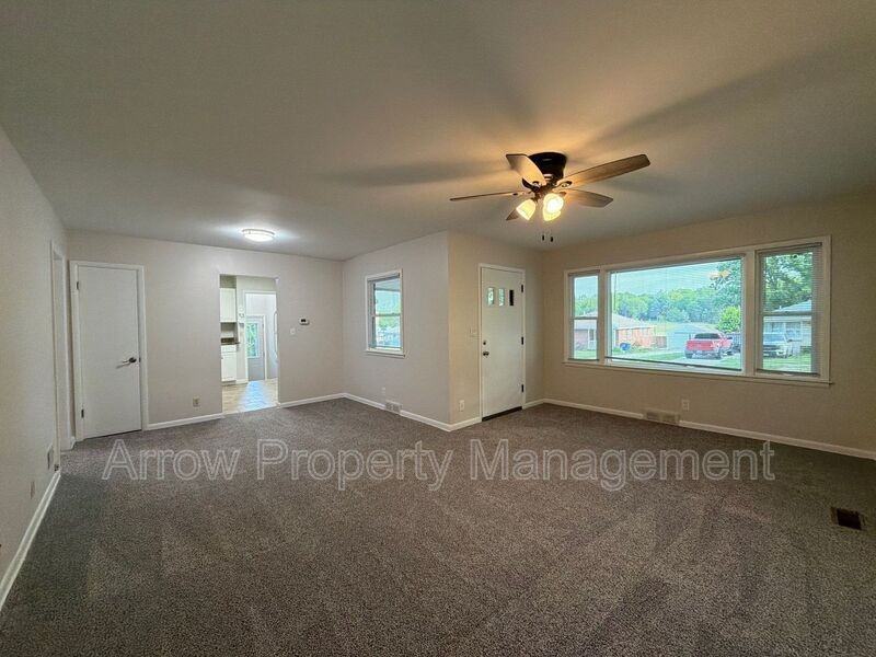 5505 Sumner St - Photo 3 of 21