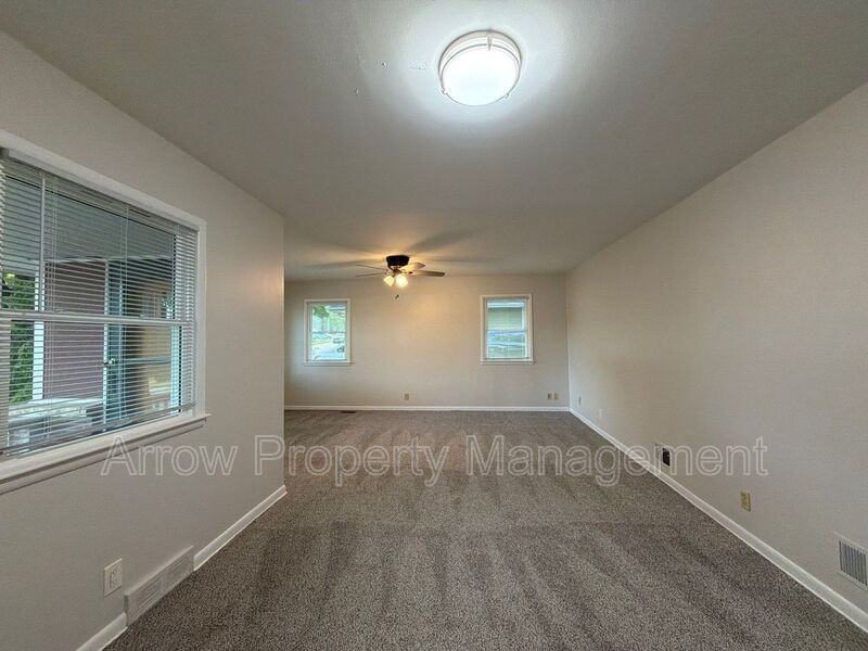 5505 Sumner St - Photo 5 of 21