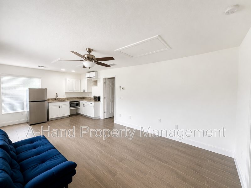 1334 Washington Palm Loop #B - Photo 2 of 7