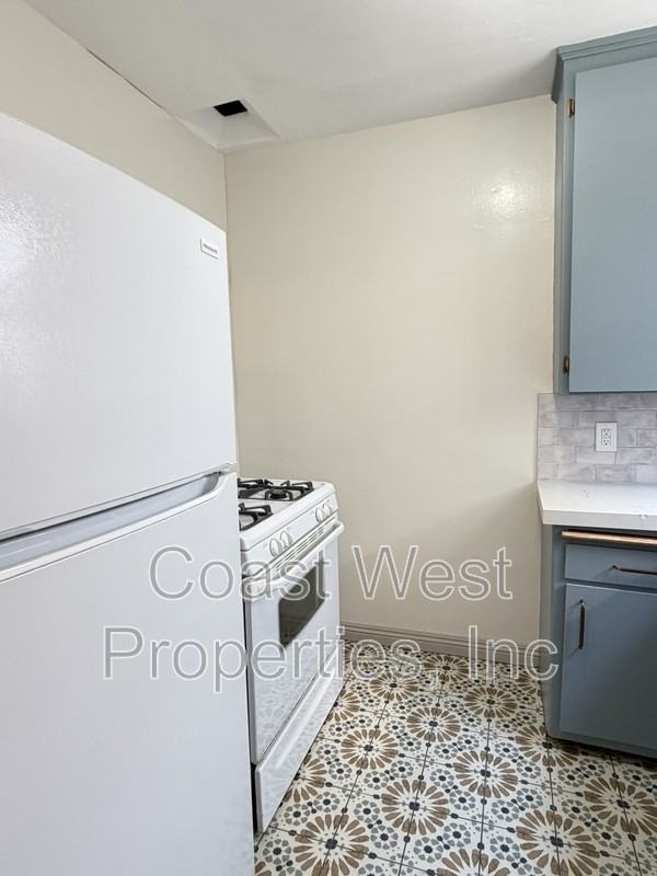 1041 Loring St - Photo 4 of 15