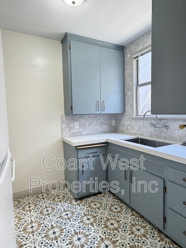 1041 Loring St - Photo 5 of 15