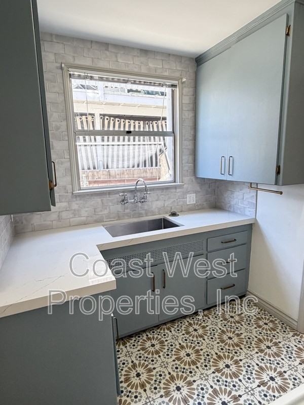 1041 Loring St - Photo 6 of 15