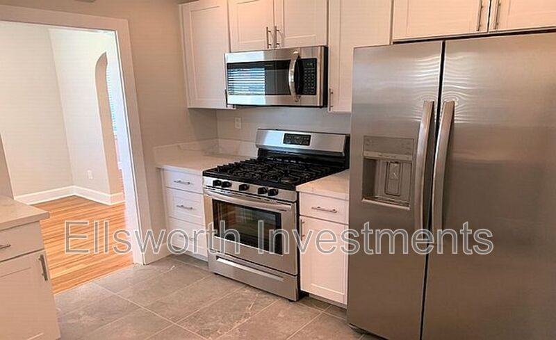 1631 Brookes Ave - Photo 4 of 15