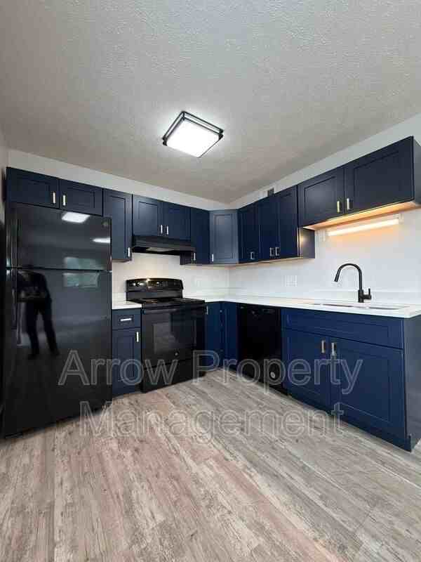 2325 S St #7 - Photo 2 of 10