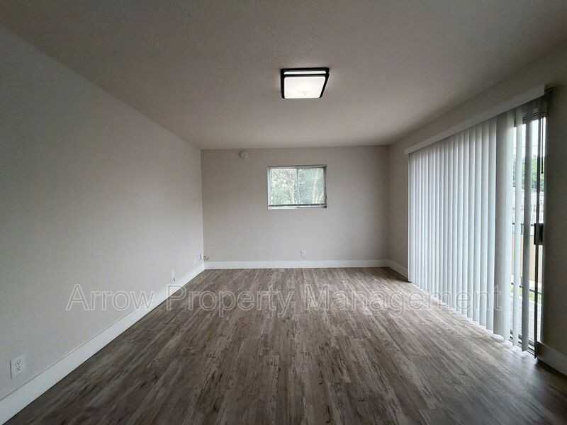 2325 S St #7 - Photo 4 of 10