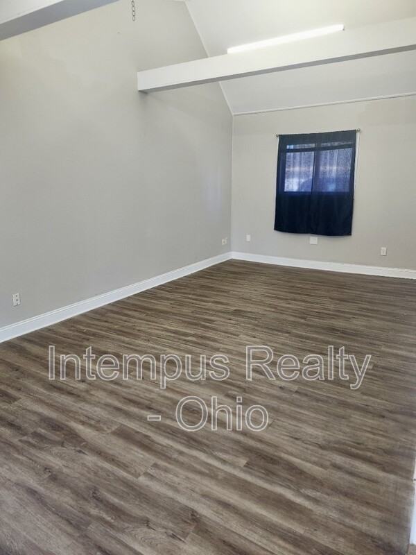 3925 Irwin Ave - Photo 3 of 15