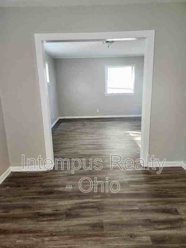3925 Irwin Ave - Photo 4 of 15