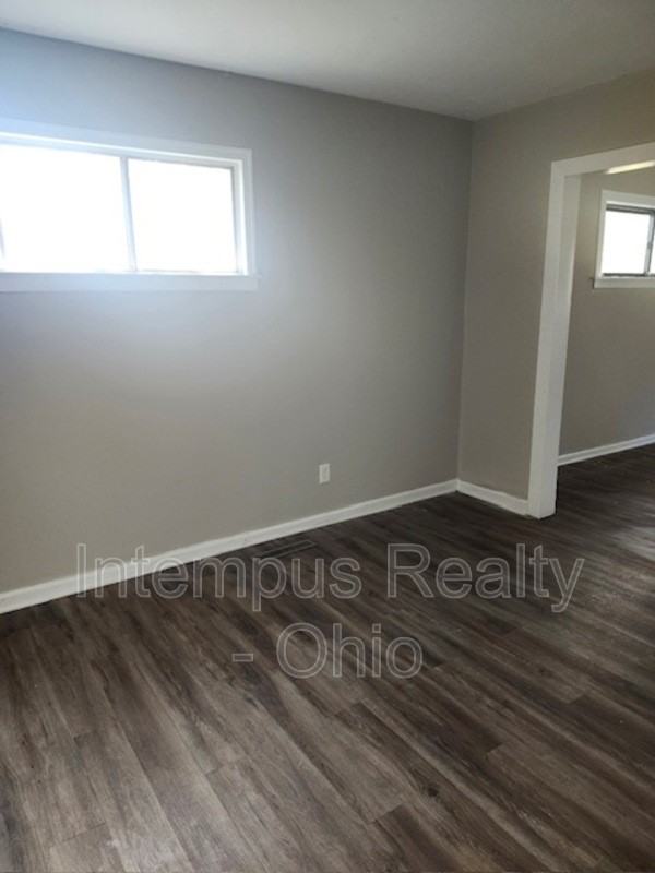 3925 Irwin Ave - Photo 6 of 15